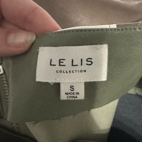 Neutral colors mini skirt with small slit. Color block - Picture 2 of 3